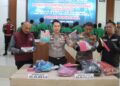 Kapolres Pidie Jaya AKBP Tendri Wardi didampingi jajaran memperlihatkan barang bukti sabu dan ganja dalam konferensi pers pengungkapan kasus narkoba.